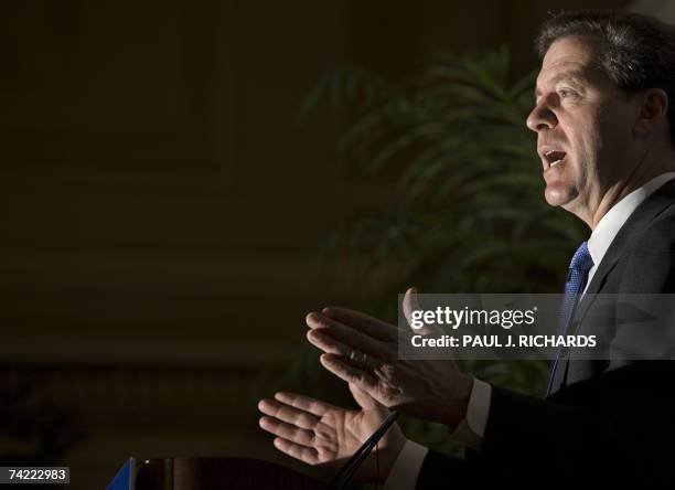 Washington, UNITED STATES: US Senator and Republican presidential candidate Sam Brownback of Kansas delivers a policy speech on US Energy Security...