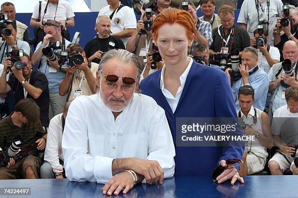 Hungarian director Bela Tarr and British actress Tilda Swinton pose 23 May 2007 during a photocall for their film 'The Man from London' in the...