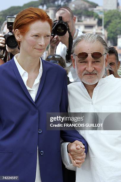 British actress Tilda Swinton and Hungarian director Bela Tarr pose 23 May 2007 during a photocall for their film 'The Man from London' in the...