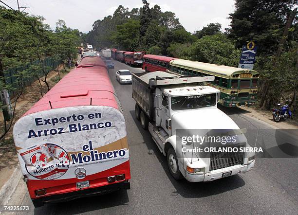 Guatemala City, GUATEMALA: Buses del transporte urbano se mantienen estacionadas en la periferia sur de Ciudad de Guatemala, el 22 de mayo de 2007....