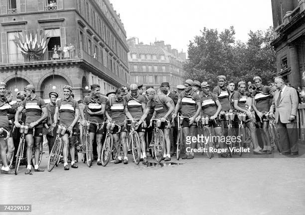 The team of Italy for the Tour de France, place du Palais Royal, Paris, 30th June 1949. From left to right: Guido de Santi, Mario Ricci, Vicenze...