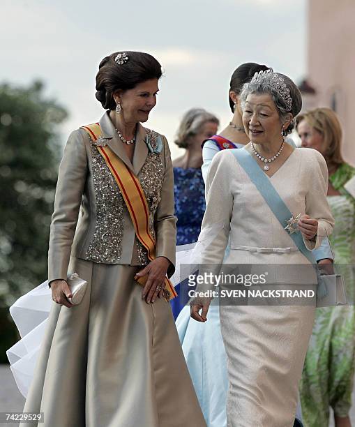 Japanese Empress Michiko and Queen Silvia walk to attend a festive dinner at the Uppsala Castle, 23 May 2007, during the the 300th anniversary of the...