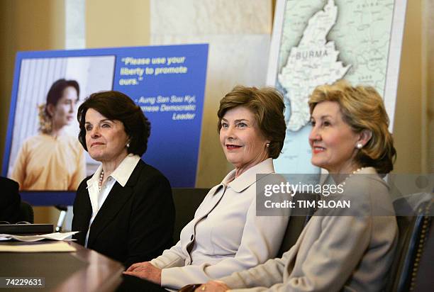 Washington, UNITED STATES: US First lady Laura Bush meets with members of the Senate Women's Caucus on Myanmar, including Senators Dianne Feinstein ,...