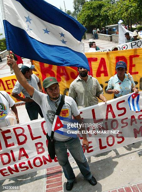 Tegucigalpa, HONDURAS: Un medico hondureno egresado de la Escuela Latinoamericana de Medicina de Cuba, participa de una protesta frente a la Corte...