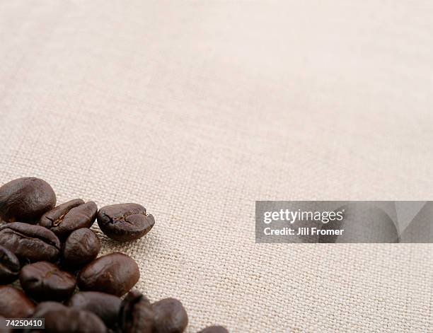 coffee beans on a textured background - photographie numérique photos et images de collection