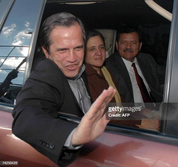 El ministro de Economia de Ecuador, Ricardo Patino, saluda a su llegada al aeropuerto Mariscal Sucre de Quito el 23 de mayo de 2007. Patino afirmo...