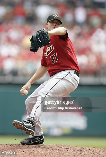 Starting pitcher Matt Albers of the Houston Astros throws against the St. Louis Cardinals on May 5, 2007 at Busch Stadium in St. Louis, Missouri. The...