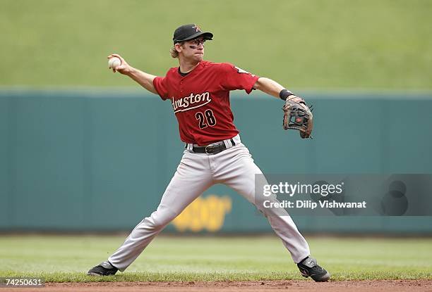 Adam Everett of the Houston Astros throws the ball against the St. Louis Cardinals on May 5, 2007 at Busch Stadium in St. Louis, Missouri. The Astros...