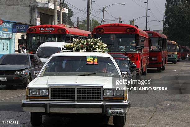 Un carro funebre traslada al cementerio general los restos de un chofer del transporte urbano asesinado por mareros en Ciudad de Guatemala, el 23 de...