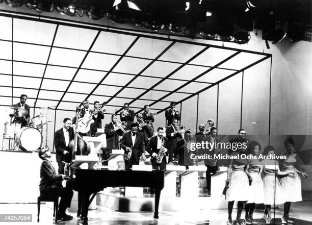 The Raelets 115 Ray Charles And The Raelettes Photos & High Res Pictures - Getty Images