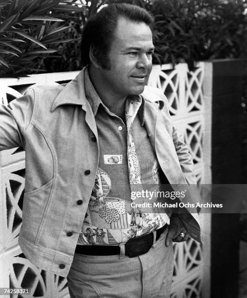 Country artist Roy Clark poses for a portrait circa 1977.