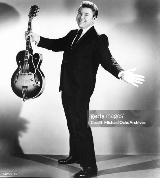 Country artist Roy Clark poses for a portrait circa 1964 in New York City, New York.
