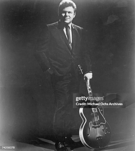 Country artist Roy Clark poses for a portrait circa 1963 in New York City, New York.