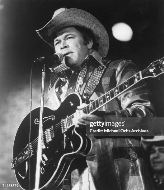 Country artist Roy Clark performs at the Neewollah Festival in October, 1981 in Independence, Kansas Photo by Michael Ochs Archives/Getty Images