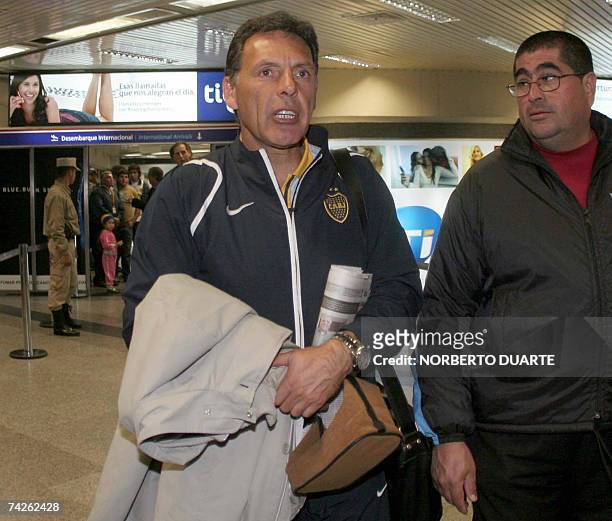 El director tecnico de Boca Juniors Miguel Angel Russo llega con su equipo al aeropuerto Internacional en Asuncion el 23 de mayo de 2007. Boca...