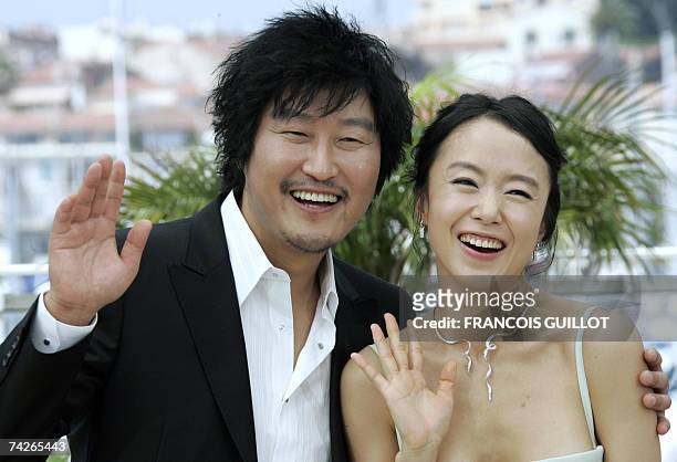 South Korean actors Kang-Ho Song and Do-Yeon Jeon pose 24 May 2007 during a photocall for the film 'Secret Sunshine' by South Korean director Lee...