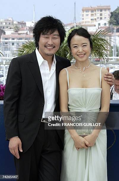 South Korean actors Kang-Ho Song and Do-Yeon Jeon pose 24 May 2007 during a photocall for the film 'Secret Sunshine' by South Korean director Lee...