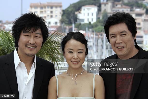 South Korean actors Kang-Ho Song and Do-Yeon Jeon and South Korean director Lee Chang-Dong pose 24 May 2007 during a photocall for their film 'Secret...