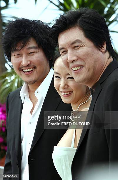 South Korean actors Kang-Ho Song and Do-Yeon Jeon and South Korean director Lee Chang-Dong pose 24 May 2007 during a photocall for their film 'Secret...