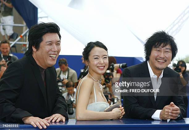 South Korean director Lee Chang-Dong and South Korean actors Do-Yeon Jeon and Kang-Ho Song pose 24 May 2007 during a photocall for their film 'Secret...