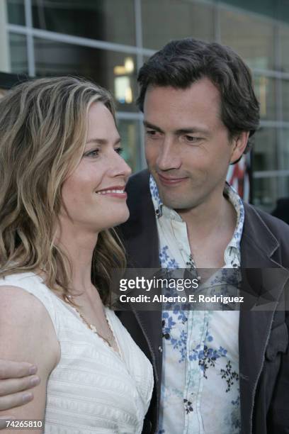 Actress/procucer Elisabeth Shue and actor/producer Andrew Shue arrive at the premiere of Picture House's film "Gracie" on May 23, 2007 in Los...