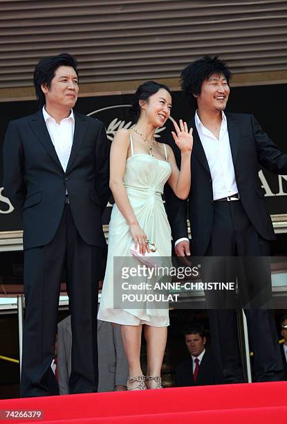 South Korean actress Do-Yeon Jeon waves to the crowd 24 May 2007 as she poses with South Korean director Lee Chang-Dong and fellow actor Kang-Ho Song...