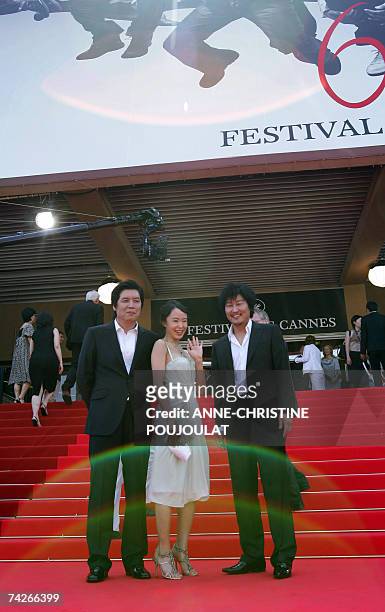 South Korean director Lee Chang-Dong and South Korean actors Do-Yeon Jeon and Kang-Ho Song pose 24 May 2007 upon arriving in the Festival Palace in...