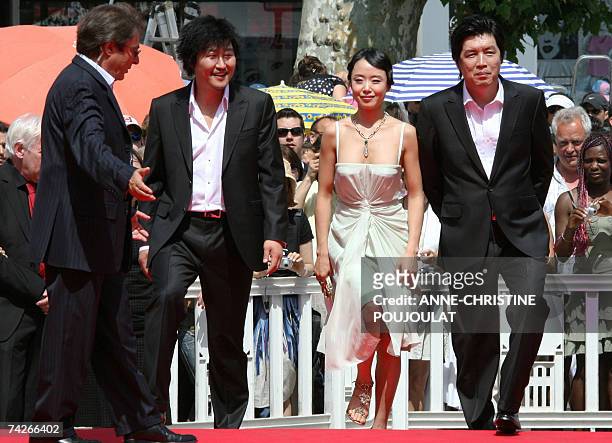 South Korean actors Kang-Ho Song and Do-Yeon Jeon and South Korean director Lee Chang-Dong arrive 24 May 2007 in the Festival Palace in Cannes,...