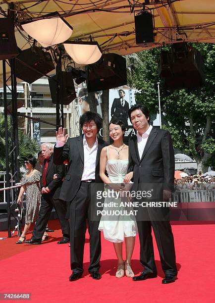 South Korean actors Kang-Ho Song and Do-Yeon Jeon and South Korean director Lee Chang-Dong pose 24 May 2007 upon arriving in the Festival Palace in...