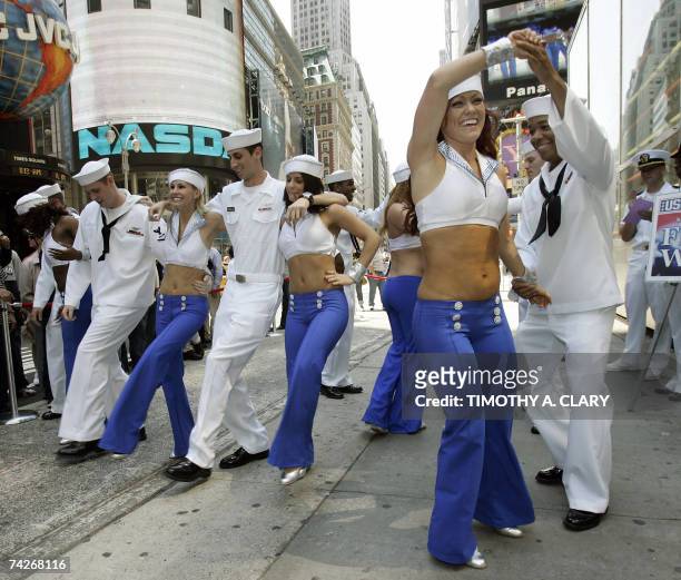 New York, UNITED STATES: United States Navy sailors from the USS Wasp dance with the New York Knick City Dancers during an event in Times Square 24...