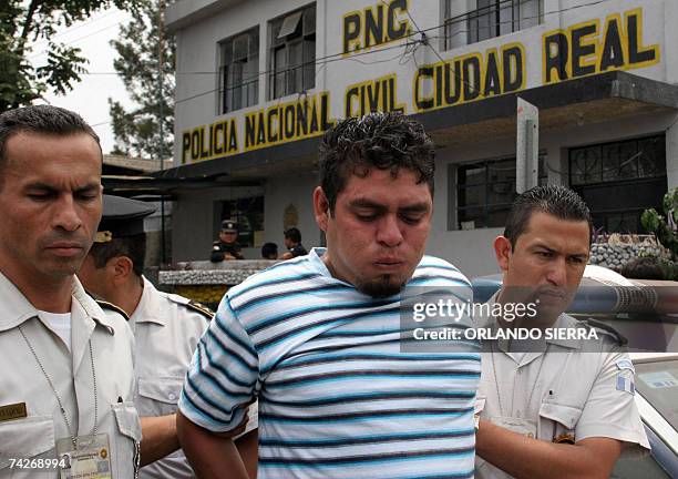 Guatemala City, GUATEMALA: Agentes de la Policia Nacional Civil de Ciudad Real capturan a Jose Campos alias "El Nenon", al ser sorprendido...