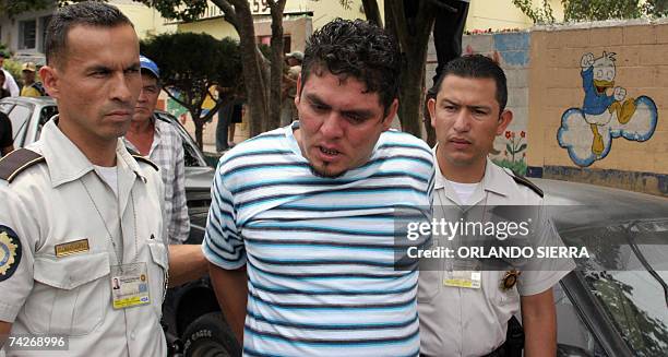 Guatemala City, GUATEMALA: Agentes de la Policia Nacional Civil de Ciudad Real capturan a Jose Campos alias "El Nenon", al ser sorprendido...