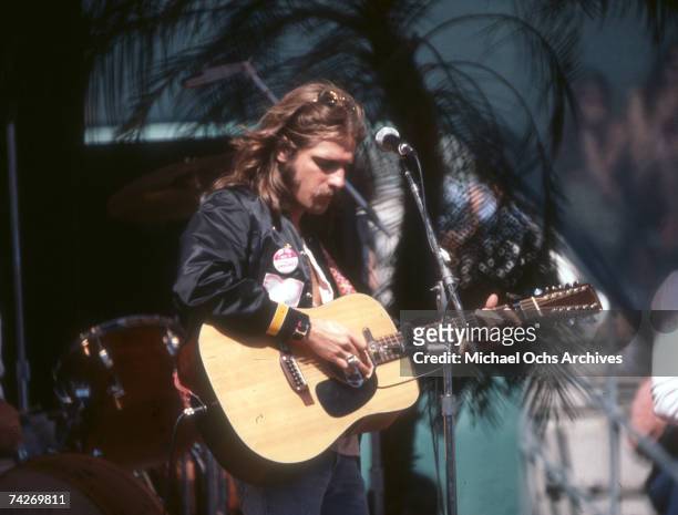 Musicians Glenn Frey of the rock band 'Eagles' perform onstage in 1976 in Los Angeles.