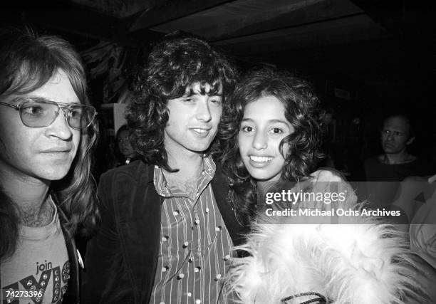 Guitarist Jimmy Page of the rock band 'Led Zeppelin' at Rodney Bingenheimer's English Disco with groupie Lori Mattix and Rodney in June 1972 in Los...