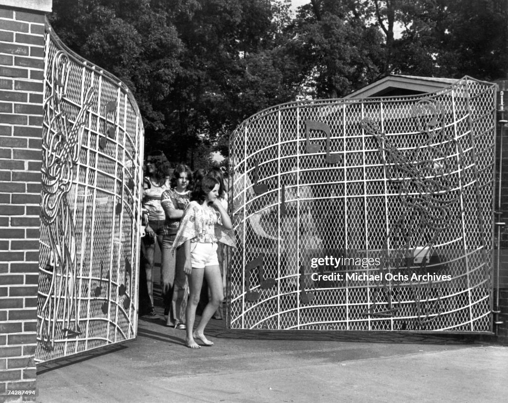 Photo of Elvis Fans 003 leaving Graceland