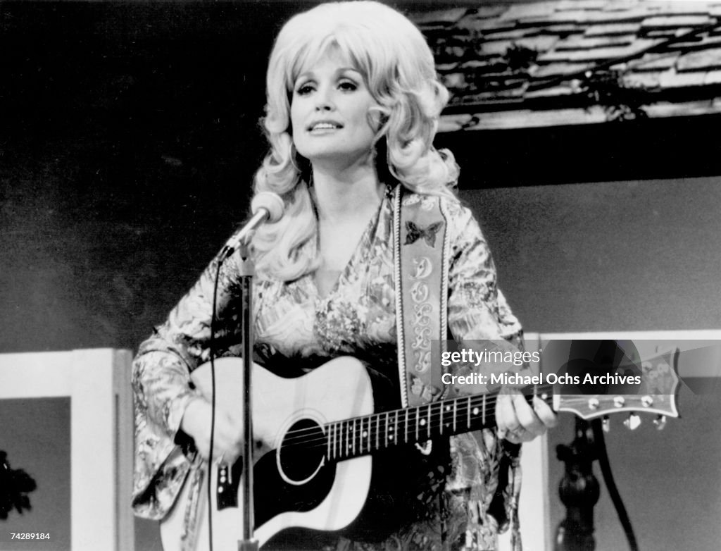 Dolly Parton Performing