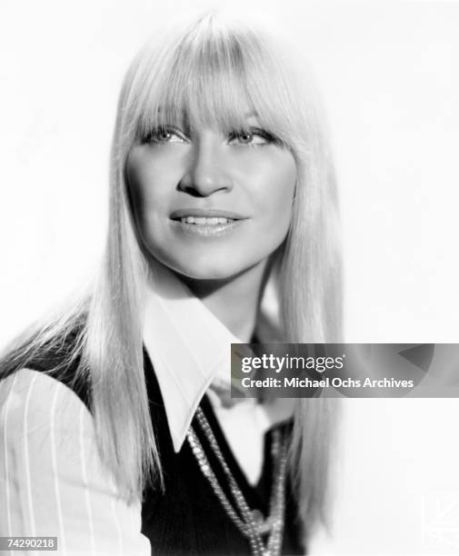 Singer Mary Travers of the folk group "Peter, Paul & Mary" poses for a publicity shot in circa 1965.
