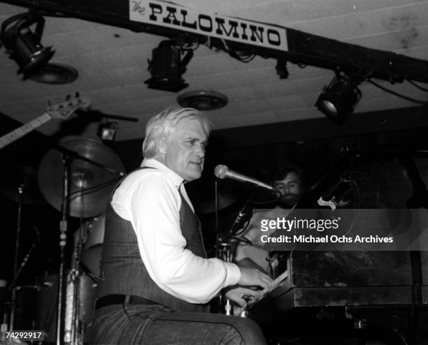 Country musician Charlie Rich performs at the piano at the Palomino in circa 1980 in Los Angeles, California.