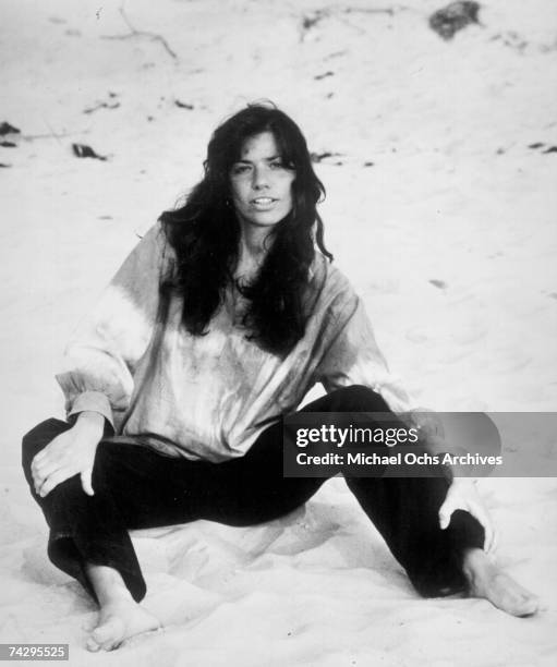 Singer/songwriter Carly Simon poses for a portrait in circa 1976.