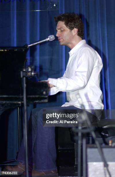 Singer and songwriter Richard Marx performs at the Boomer Esiason Foundation's Gala on March 6, 2004 in New York City.