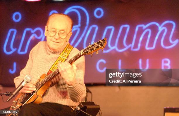 Guitarist and inventor Les Paul performs onstage at the Iridium Jazz Club in circa 2000 in New York City, New York.