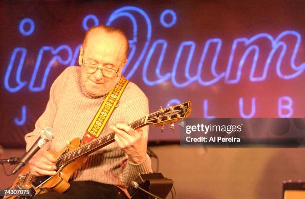 Guitarist and inventor Les Paul performs onstage at the Iridium Jazz Club in circa 2000 in New York City, New York.