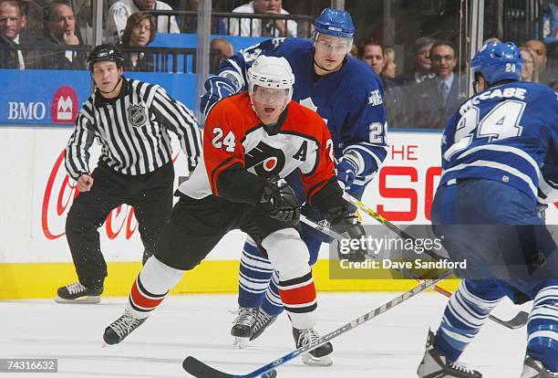 Sami Kapanen of the Philadelphia Flyers defends Bryan McCabe of the Toronto Maple Leafs during their NHL game on April 3, 2007 at the Air Canada...