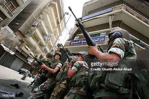 Soldiers from the Lebanese army fight their way down a street where gunmen from Fath el-Islam had barricaded themselves on May 20, 2007 in Tripoli,...
