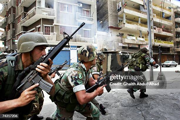 Soldiers from the Lebanese army fight their way down a street where gunmen from Fath el-Islam had barricaded themselves on May 20, 2007 in Tripoli,...