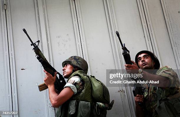 Soldiers from the Lebanese army fight their way down a street where gunmen from Fath el-Islam had barricaded themselves on May 20, 2007 in Tripoli,...