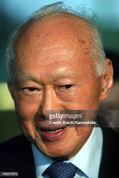 Singapore's Minister Mentor Lee Kuan Yew poses prior to his meeting with Japanese Prime Minister Shinzo Abe during a courtesy call at the Prime...