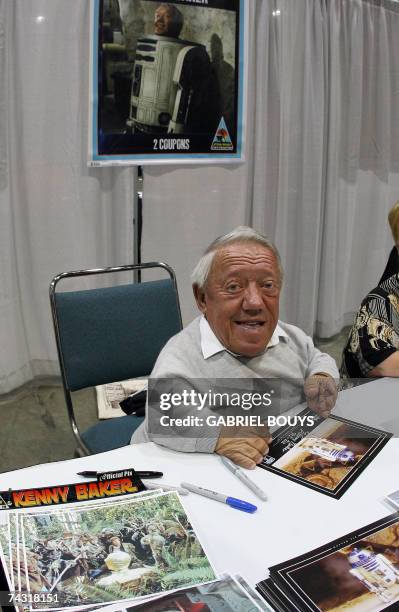 Los Angeles, UNITED STATES: Star Wars actor Kenny Baker signs autographs during the opening day of "Star Wars Celebration IV" in Los Angeles 24 May...