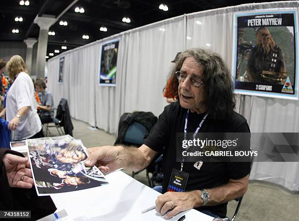 Los Angeles, UNITED STATES: Star Wars actor Peter Mayhew signs autographs during the opening day of "Star Wars Celebration IV" in Los Angeles 24 May...