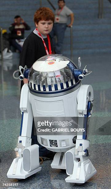 Los Angeles, UNITED STATES: Star Wars character R2-D2 stands during the opening day of "Star Wars Celebration IV" in Los Angeles, 24 May 2007. The...